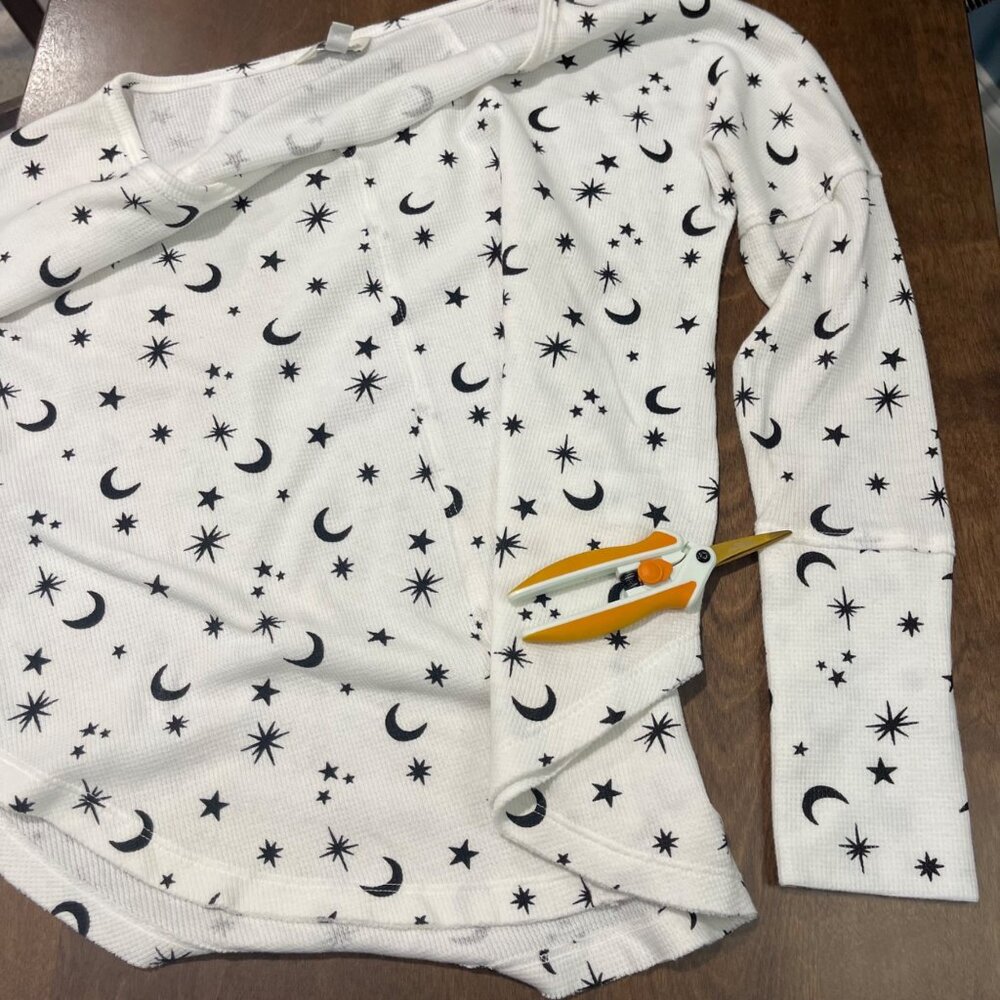 Lucky Brand Waffle Knit Tee Women's Size Medium Star Moon Print‎ Black White - Picture 8 of 11